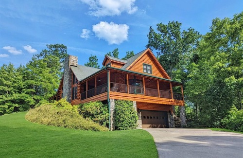 Ridgewood Estates Cabin | The Mountain House -Premium Mountain Retreat with Hot Tub and Stunning Views Pet