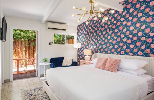 Warm Sands Hotel | The Muse Hotel | Palm Springs | Pool, Hot Tub, Kitchen, Private Yard | Suite 8!