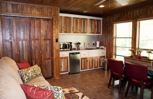 Uvalde Bed & Breakfast | The Mustang - luxury w/a balcony