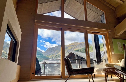 Saint-Etienne-de-Tinee Ski Chalet | The Nánshān under-roof chalet: spacious, bright and ideally located in Auron.