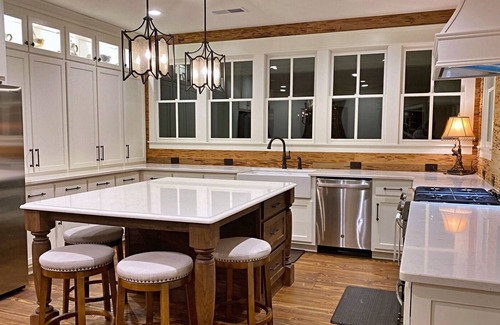 Cleveland House | The Nest at Cardinal Hill | Minutes to wineries, mountains and downtown