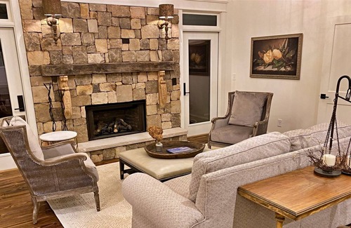 Cleveland House | The Nest at Cardinal Hill | Minutes to wineries, mountains and downtown