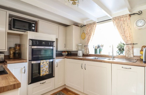 Helston Cottage | THE NEST, character holiday cottage, with a garden in Mawgan