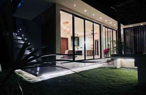 Weligama Villa | The Neylipz Cozy villa with 65" flat TV with PS5, outdoor Jacuzzi and Kitchen