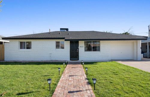 Camelback East House | The No Bad Days Villa - Family Retreat -Central