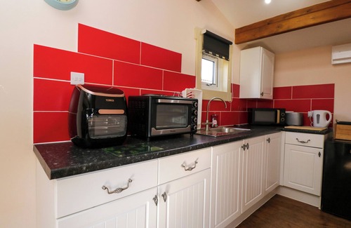 Bushton Cottage | THE NOOK, pet friendly, with a garden in Royal Wootton Bassett