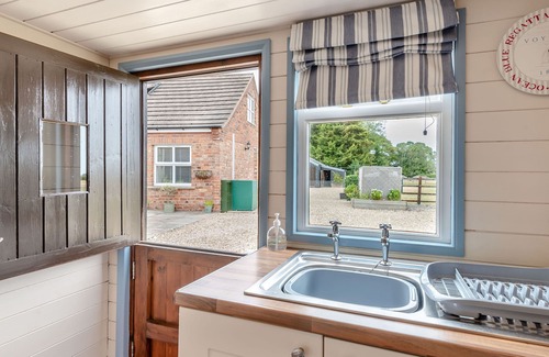 Louth Cottage | THE NOOK, pet friendly, with a garden in Louth