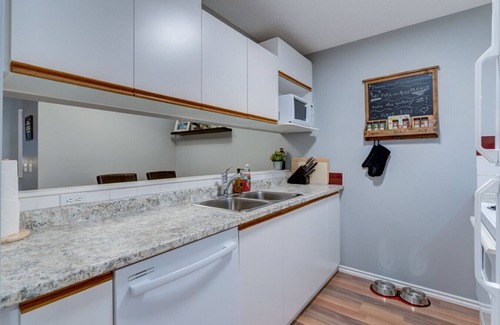 Canmore Villa | The Norquay | Pet-Friendly 2 Bed + Mtn View