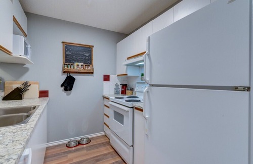 Canmore Villa | The Norquay | Pet-Friendly 2 Bed + Mtn View