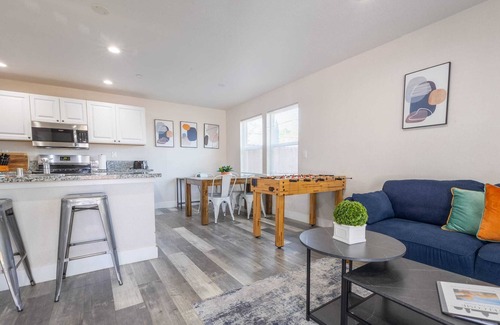 Southeastern Sacramento House | The Oak House Foosball/Pets/ModernArt/Getaway/4bd