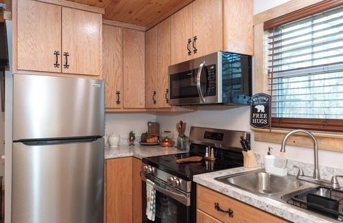 Grottoes Cabin | The Oak Tree House- Firepit, Hot Tub, Mountain Views!