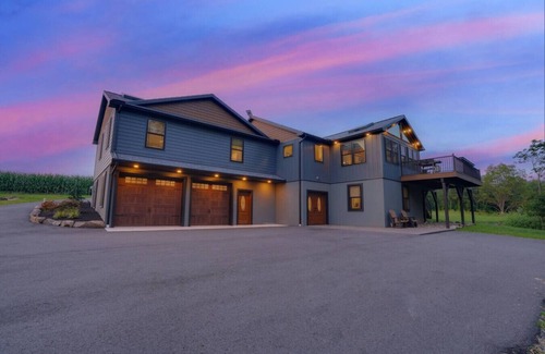 Loyalton House | The Oakdale Retreat with Pickleball Court