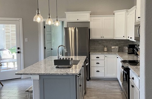 Canyon Lake Cottage | The Oakhill Cottage—stylish, family-friendly—3 min from boat ramp!