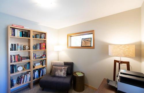 Lyle House | The Oaks