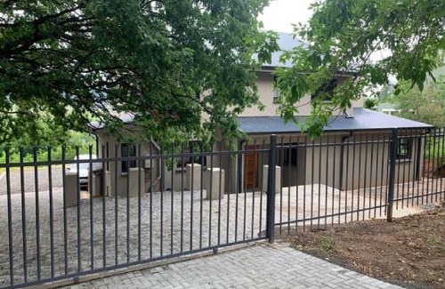 Clarens Apartment | The Oaktree House