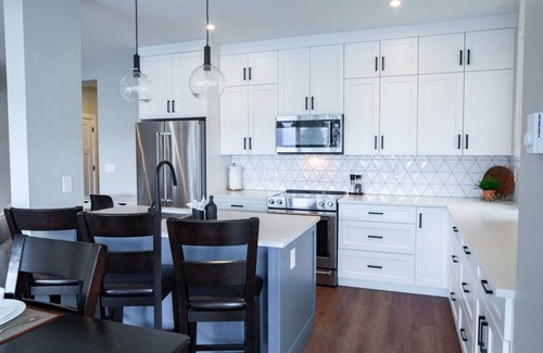 Harrison Hot Springs Apartment | The Oasis | Lake + Mtn Views + Fireplace + Sleeps 6