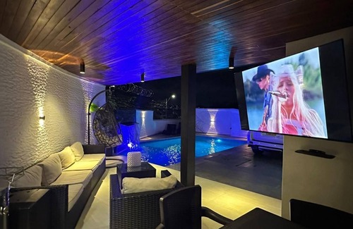 Las Lomas I Villa | The Oasis Eden 4 Bedroom Mansion Exotic Pool 5 min from Provenza,GUEST FRIENDLY.