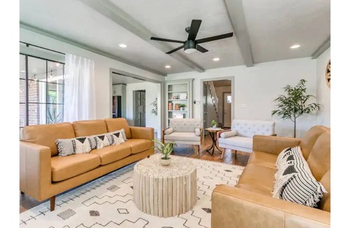 Norman House | The Oasis - Relaxing 5 Bedroom with a Pool near OU