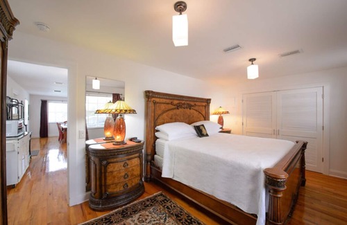 Stuart Cottage | THE OASIS SUITE AT OLD COLORADO INN