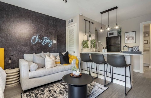 Allandale Apartment | The Ochre | Stylish Social Studio | Sleeps 5