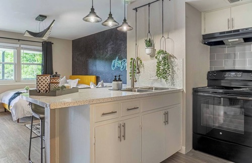 Allandale Apartment | The Ochre | Stylish Social Studio | Sleeps 5