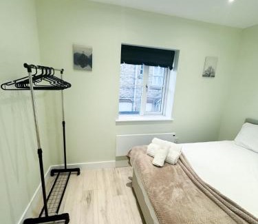 Huntingdon Apartment | The Octavius Apartment - Huntingdon Town Centre - Designed for Contractors & Professionals - Free WiFi - Smart TV - Fully Equipped Kitchen - Ideal for Long Work Stays