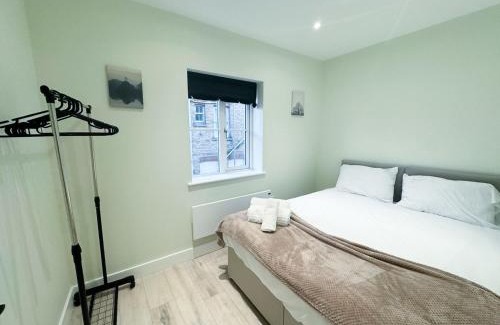 Huntingdon Apartment | The Octavius Apartment - Huntingdon Town Centre - Designed for Contractors & Professionals - Free WiFi - Smart TV - Fully Equipped Kitchen - Ideal for Long Work Stays