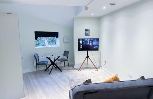 Huntingdon Apartment | The Octavius Apartment - Huntingdon Town Centre - Designed for Contractors & Professionals - Free WiFi - Smart TV - Fully Equipped Kitchen - Ideal for Long Work Stays
