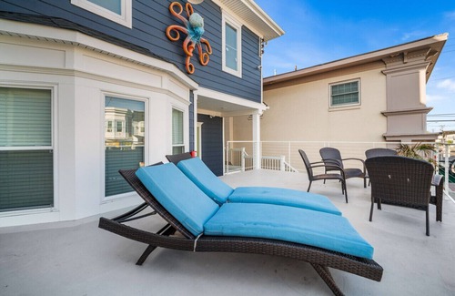 North End Apartment | The Octopus House: Coastal Chic 2BR Retreat - Sleeps 6