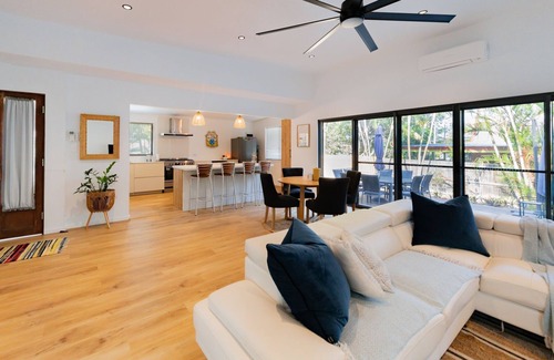 Agnes Water House | The Ohana Hut - 2 bed 2 bath Air conditioned home in town center - walk to beach