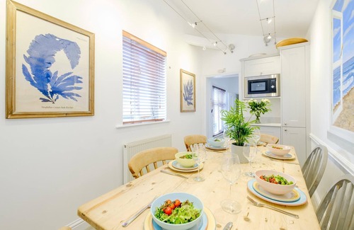 Aldeburgh Cottage | The Old Bakery - sleeps 6 guests in 3 bedrooms