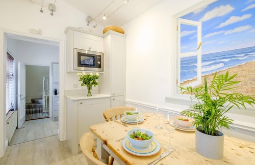 Aldeburgh Cottage | The Old Bakery - sleeps 6 guests in 3 bedrooms