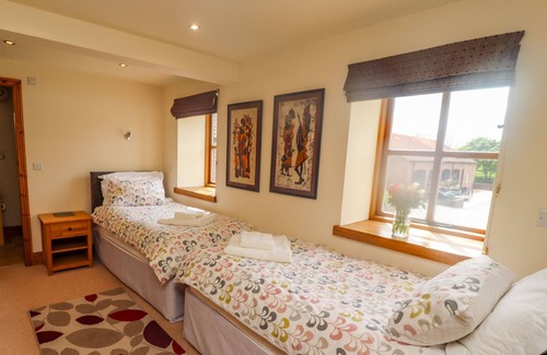 Thwing Cottage | THE OLD BARN, family friendly, with pool in Great Driffield