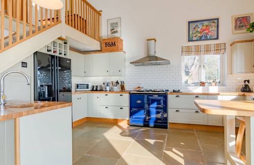 Witney Cottage | The Old Barn, Witney - sleeps 6 guests in 3 bedrooms
