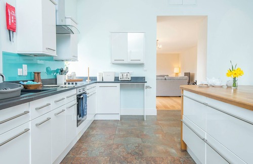 Llawhaden Cottage | The Old Carthouse, Holiday Cottage Llawhaden, Sleeps 8, 4 bedrooms, bathrooms