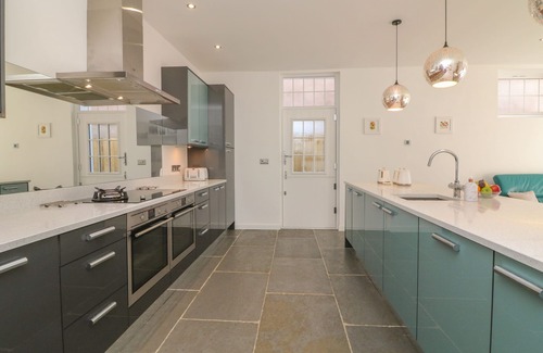 Braunton Cottage | THE OLD COACH HOUSE, family friendly, with hot tub in Braunton