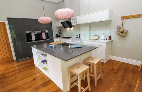 Pentrefelin Cottage | THE OLD CREAMERY, with a garden in Ffairfach