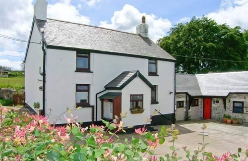 Llanrwst Cottage | THE OLD FARMHOUSE, pet friendly, with a garden in Llanrwst