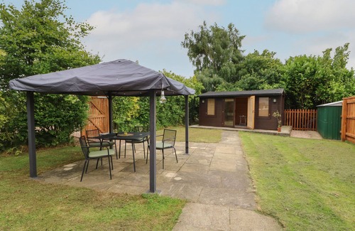 Alford Cottage | THE OLD GATE HOUSE ANNEXE, pet friendly, with a garden in Alford
