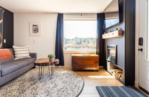 Queens House | The Old Kettle Cabin with Hot Tub