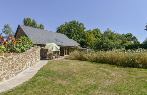 East Portlemouth Cottage | THE OLD PARLOUR, pet friendly, with a garden in Sampford Courtenay