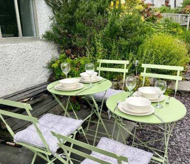 Troutbeck Bridge Apartment | The Old Post Office, Cosy Grade II listed 2 bed apartment Windermere