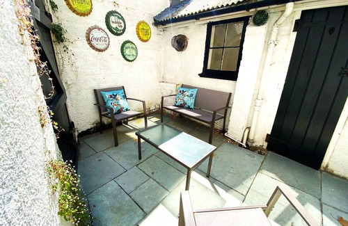 Salisbury House | The Old School House - Parking & Close to City