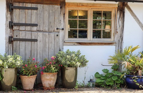 Headcorn Cottage | THE OLD STABLES, pet friendly, character holiday cottage in Headcorn