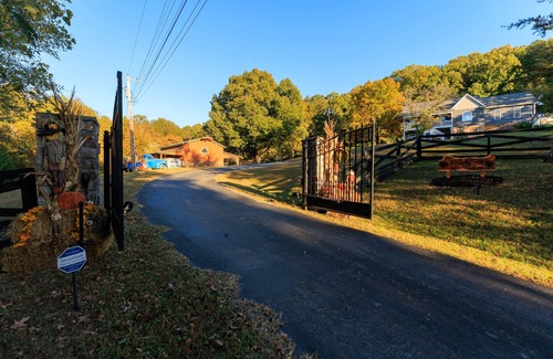 Hixson House | The Ole Pole Barn at Dry Creek Hideaways