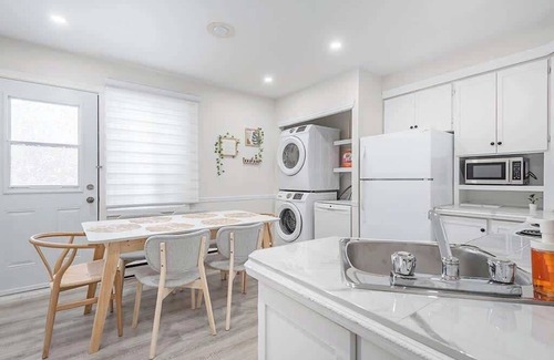 Rosemont-La Petite-Patrie Apartment | The Olympic Stadium Cozy 2 king size beds