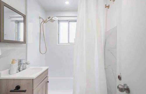 Rosemont-La Petite-Patrie Apartment | The Olympic Stadium Cozy 2 king size beds