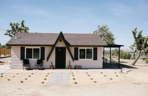 Yucca Valley Cottage | The Onyx - Hot tub - Cowboy Pool - Lounging deck