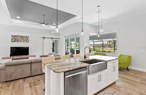 Pinehurst House | The Onyx Pearl Private Home~Sleeps 6~Heated Pool~Canal