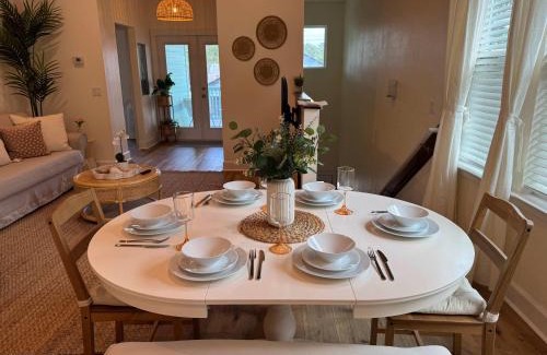 Pleasant Street House | The Orange Blossom Suite Near UF Shands D-town